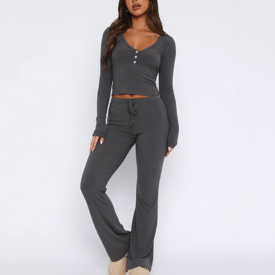 Damen geripptes Lounge-Set mit Henley-Knopfleiste, kurzem V-Shirt und hochgeschnittener Schlaghose EB