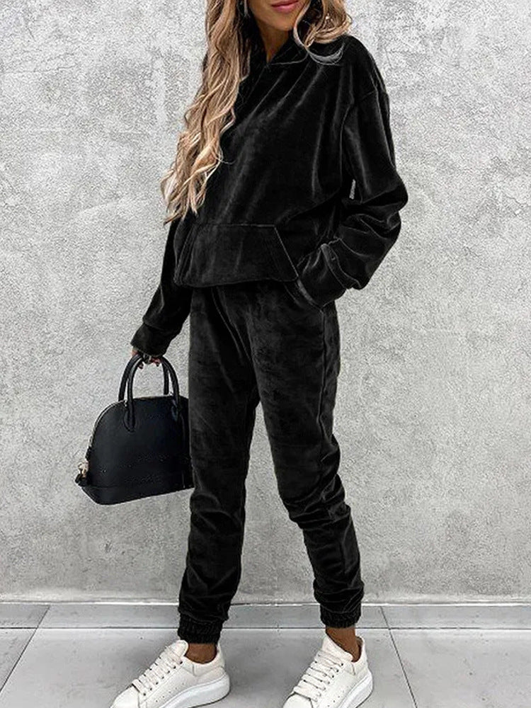 Damen Velours-Lounge-Set mit kuscheliger Kapuzenpullover und schmal zulaufender Jogginghose EB