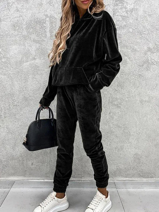 Damen Velours-Lounge-Set mit kuscheliger Kapuzenpullover und schmal zulaufender Jogginghose EB