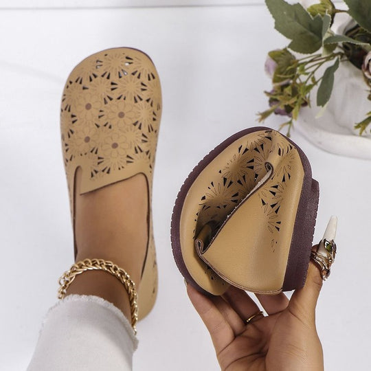 Damen Riemchen-Pantoletten mit luftiger Blumenperforation EB