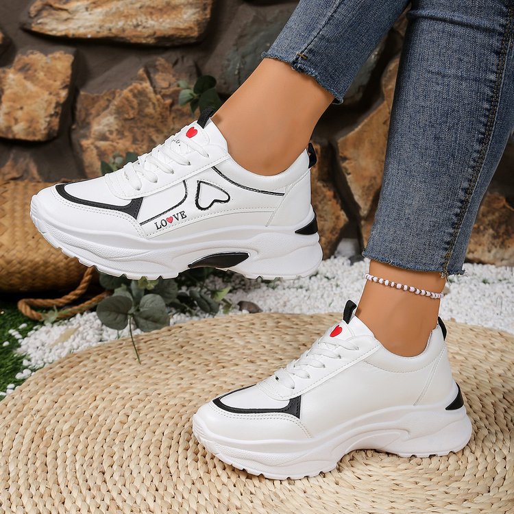 Damen Sneakers mit verspieltem Herzdesign und gepolsterter Sohle EB