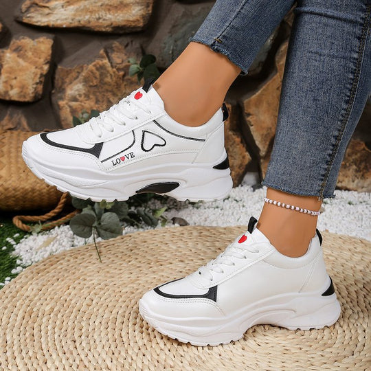 Damen Sneakers mit verspieltem Herzdesign und gepolsterter Sohle EB
