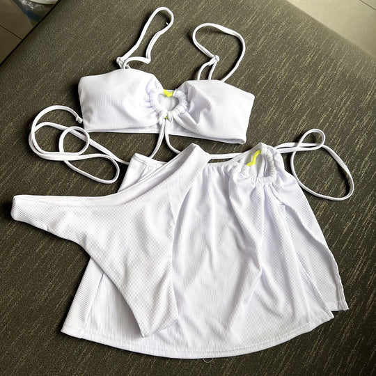 Damen Sportlicher Bikini mit Bandeau-Oberteil und lässigem Rock EB