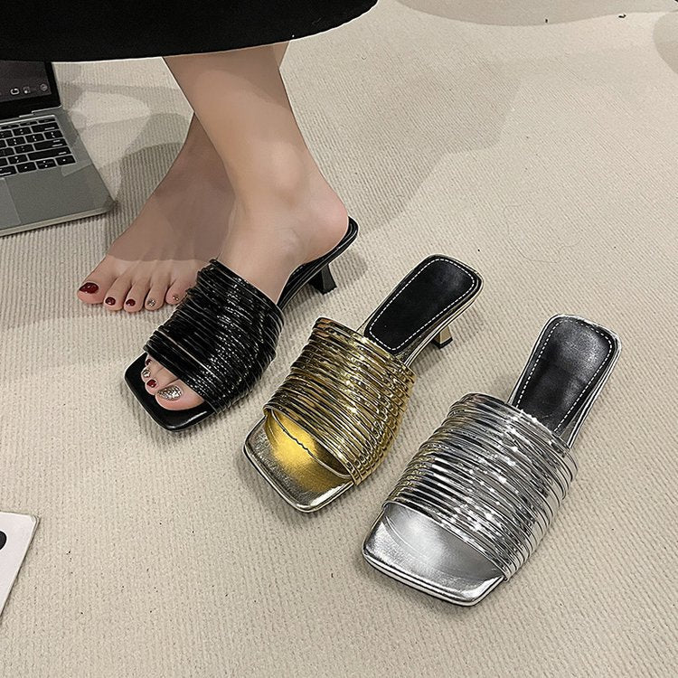 Damen-Mules mit glänzenden Riemen und elegantem Absatz EB