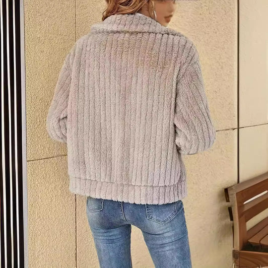 Damen Plüschjacke mit strukturiertem Design und hohem Kragen EB