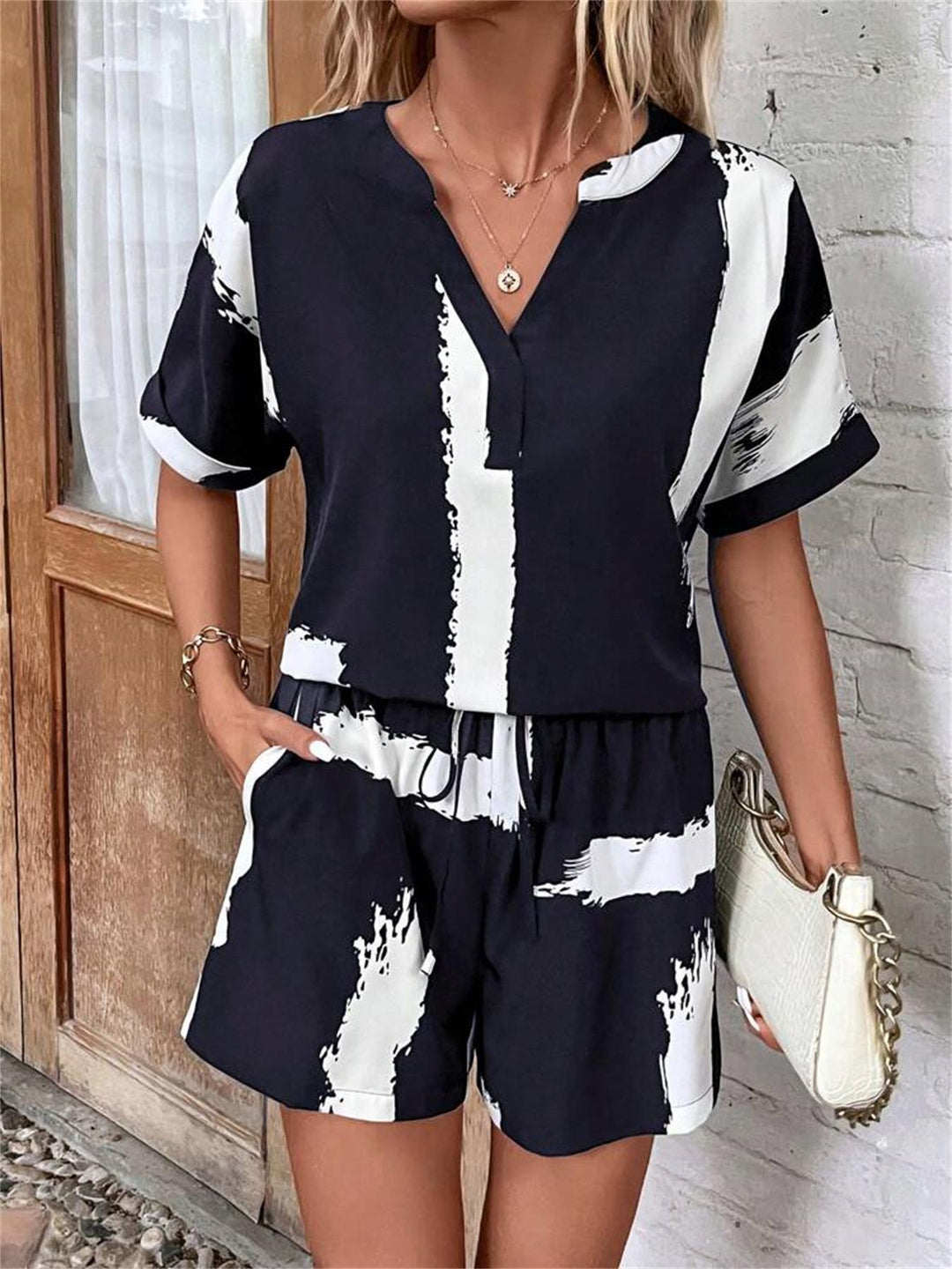 Damen geschnittener Sommer-Jumpsuit mit elegantem V-Ausschnitt und praktischen Taschen EB