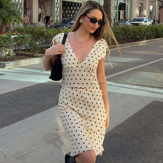 Damen Elegantes Polka-Dot Kleid mit tiefem V-Ausschnitt und verstellbaren Schulterbändern EB