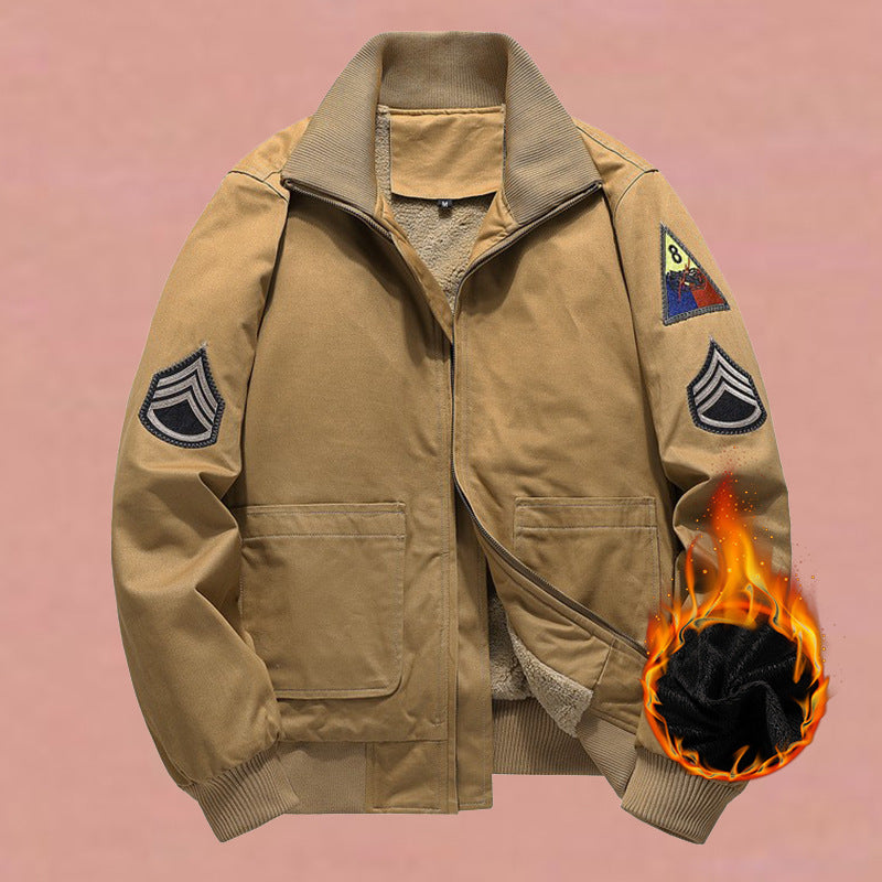 Herren nan militärisch inspirierte Bomberjacke mit aufgesetzten Patches, verdecktem Reißverschluss und elastischen Bündchen EB