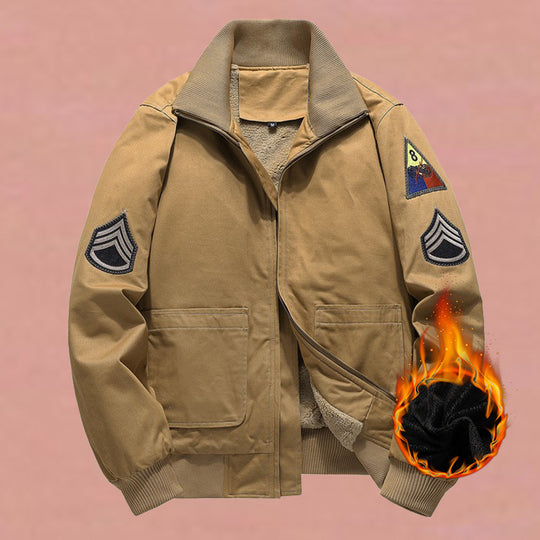 Herren  militärisch inspirierte Bomberjacke mit aufgesetzten Patches, verdecktem Reißverschluss und elastischen Bündchen EB