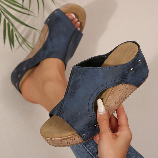 Damen Komfortable Wedge-Sandalen mit modischem Schnitt und eleganten Nieten EB
