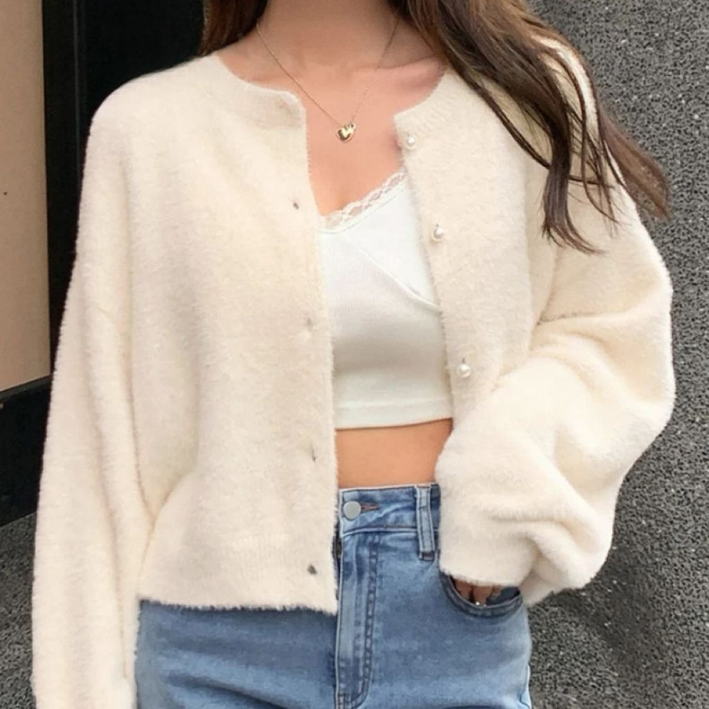 Damen Kurzgeschnittener Flauschiger Strickcardigan mit Perlenknöpfen EB