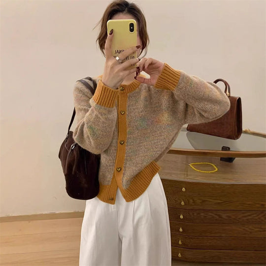 Damen kuschelige Strickjacke mit Herzknöpfen und kontrastierenden Rippdetails EB