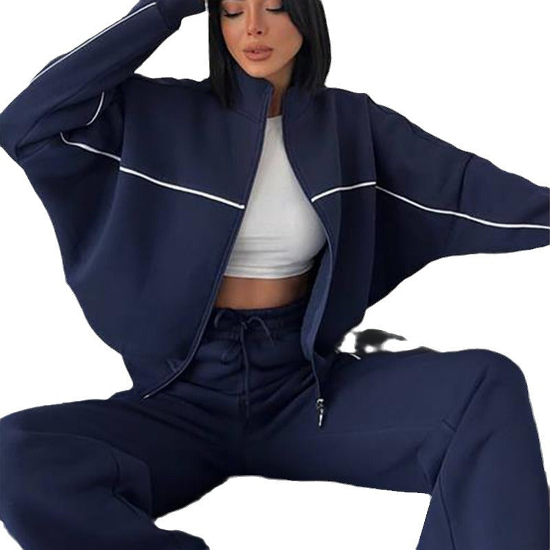 Damen lässiges Sweatset mit Stehkragen Reißverschluss gekürzter Jacke und hochtaillierter Schlaghose Eichborn Berlin