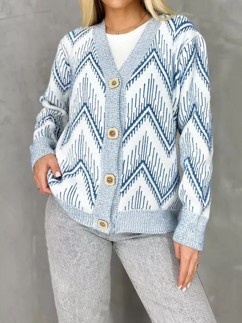 Damen Strickjacke mit modernem Chevron-Muster und erstklassigen Knopfdetails EB