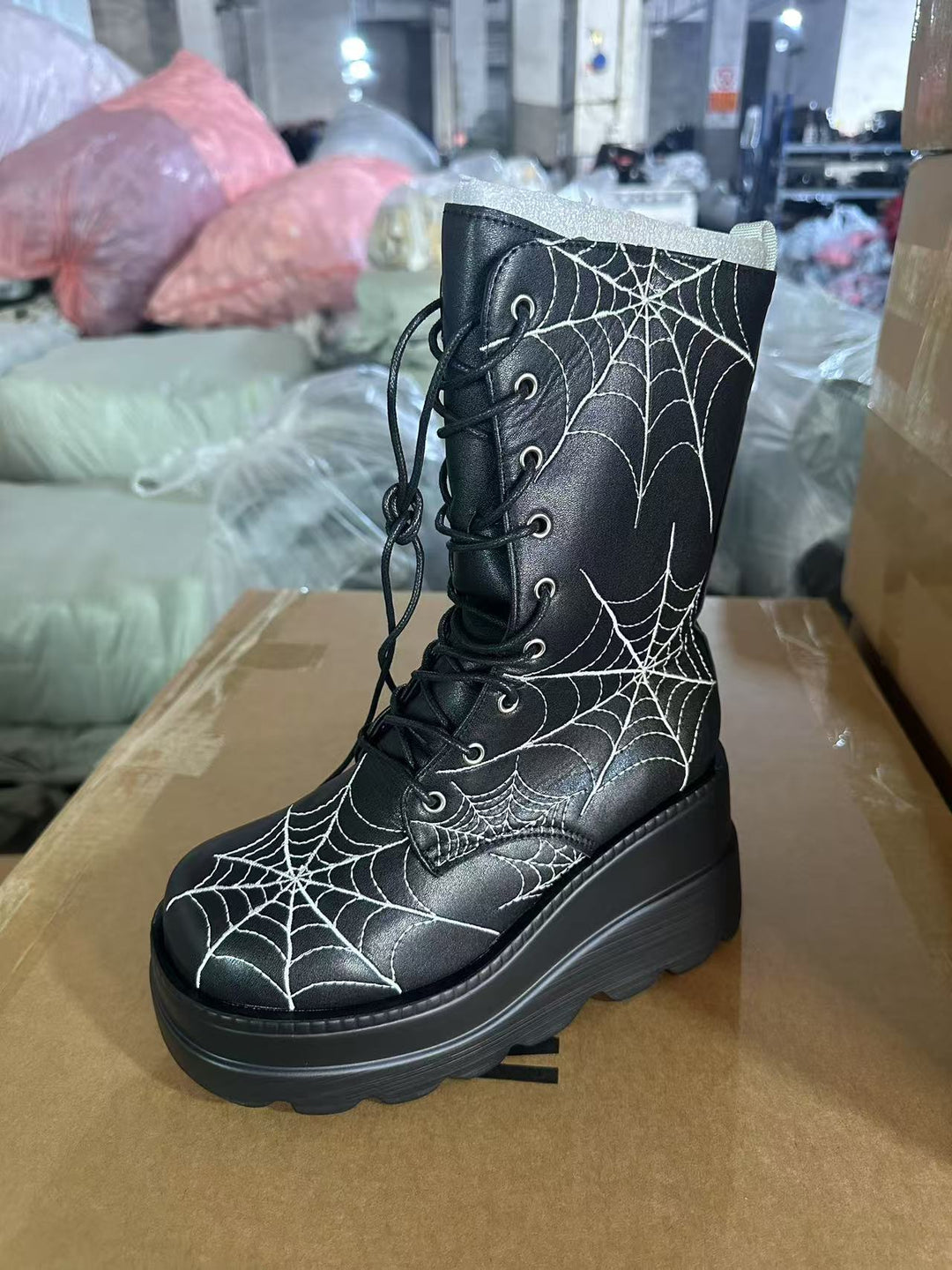 Damen High-Top Stiefel mit modischem Spinnen-Netz-Design und komfortabler Plateausohle EB