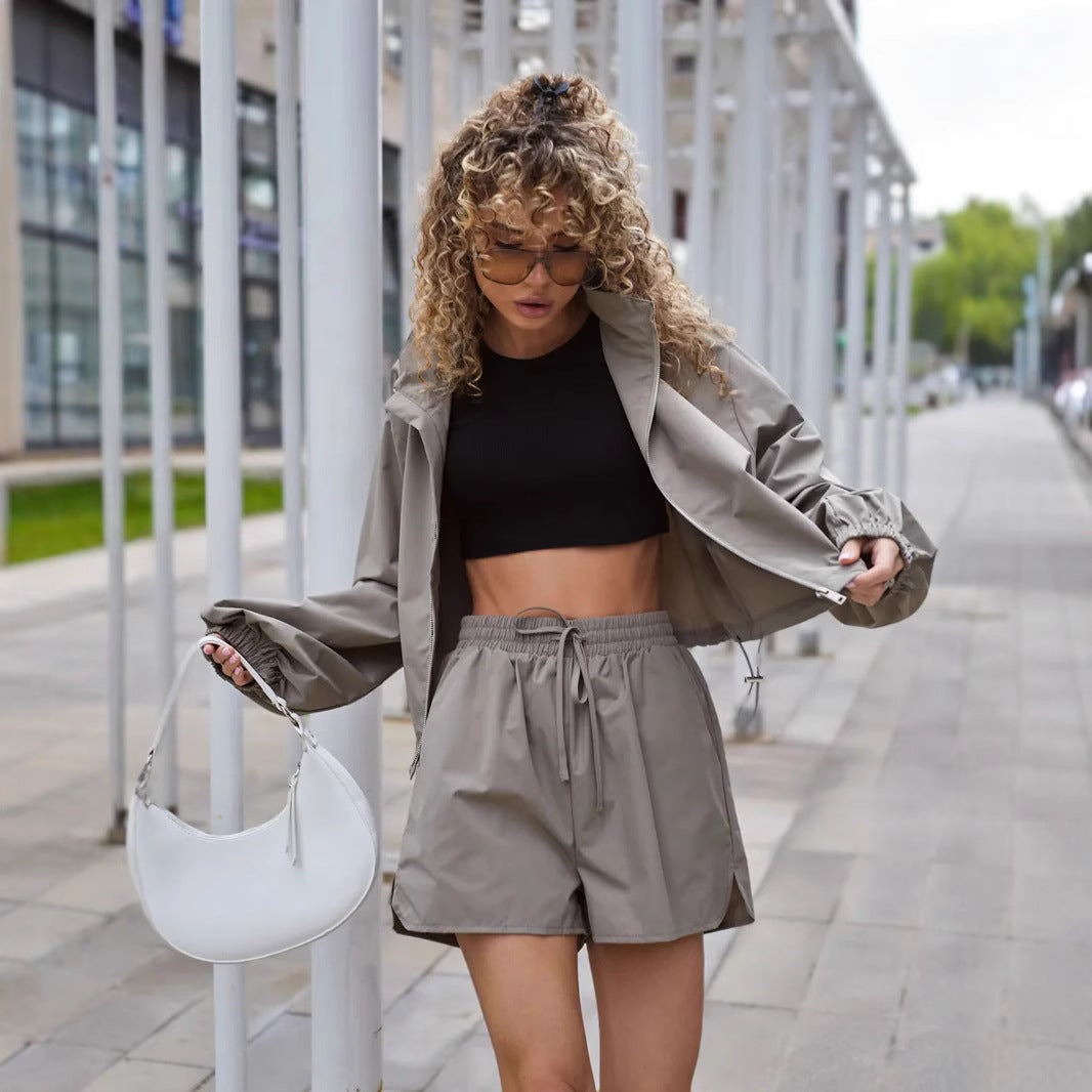 Damen lässiges Sport-Set mit winddichter Jacke und bequemen Shorts EB