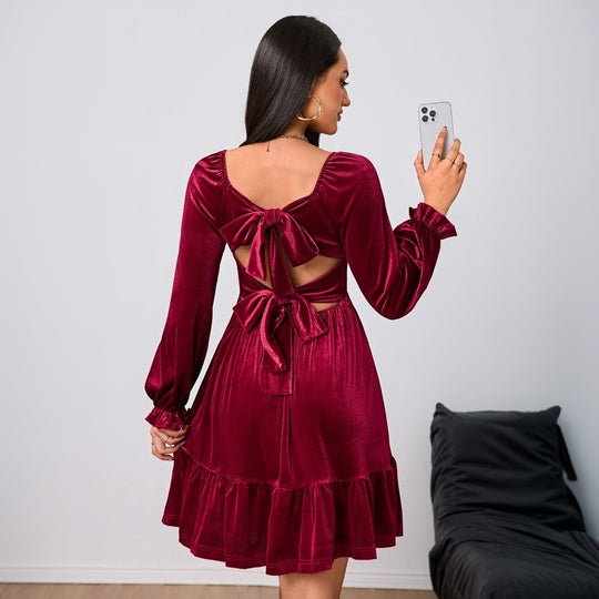Damen Samtkleid mit quadratischem Ausschnitt, gerafften Puffärmeln und stufigem Tellerrock Eichborn Berlin
