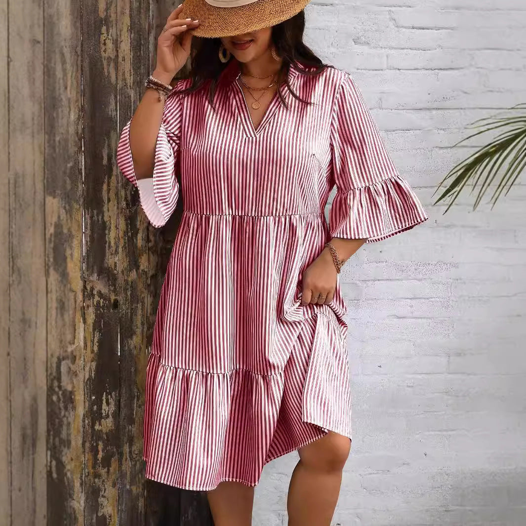 Damen gestreiftes Sommerkleid mit voluminösen Rüschensäulen und V-Ausschnitt EB