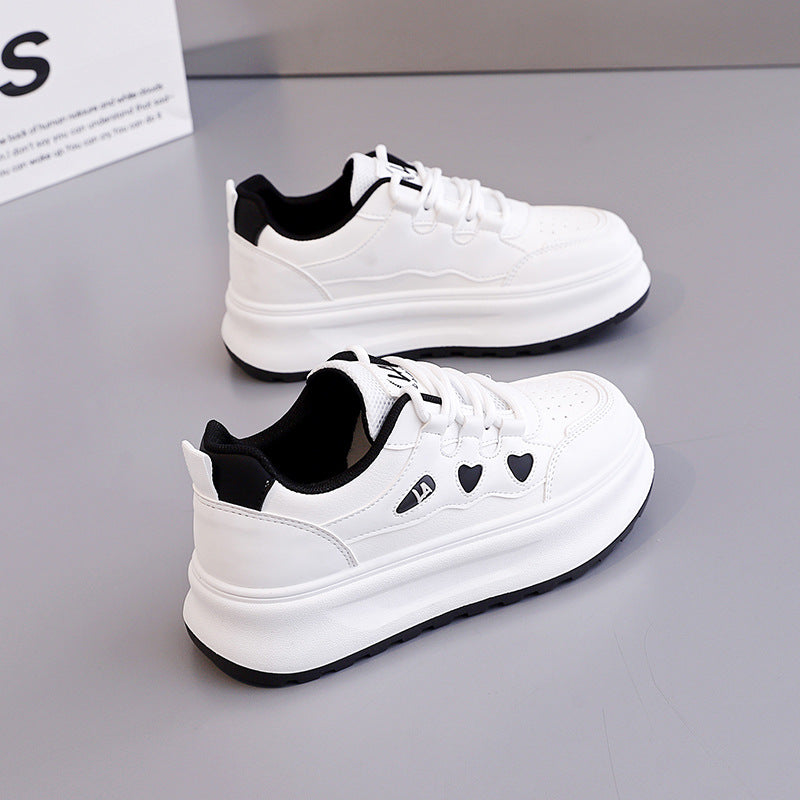 Damen Sportliche Sneakers mit Herz-Akzenten und kompaktem Profil EB