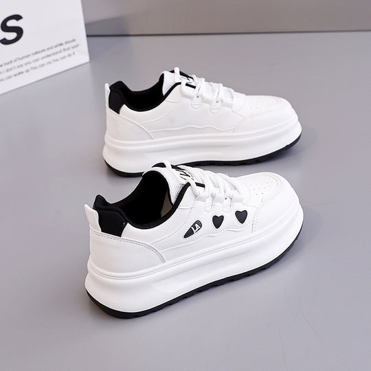 Damen Sportliche Sneakers mit Herz-Akzenten und kompaktem Profil EB