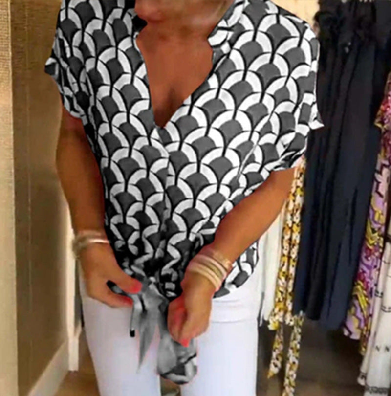 Damen nan kurzärmeliges geometrisches Blusenshirt mit Knotenbund und Stehkragen EB