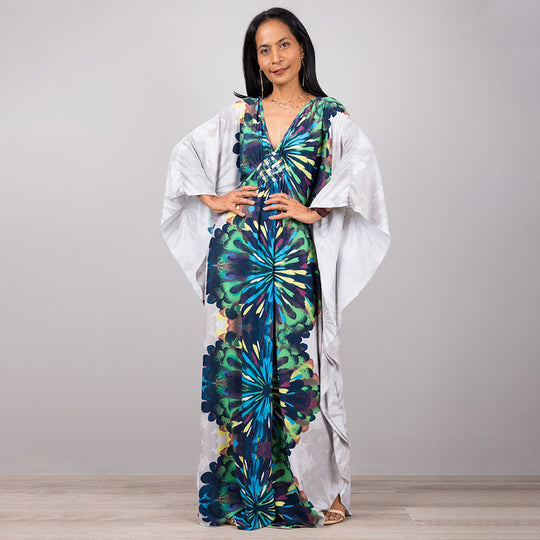 Damen Maxikleid mit kunstvollem Pfauenmuster und seitlichen Schlitzen Heidi Mode