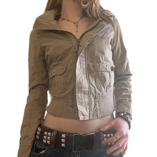 Damen nan kurze Utility-Blousonjacke mit hohem Stehkragen, Pattentaschen und elastischem Bund EB