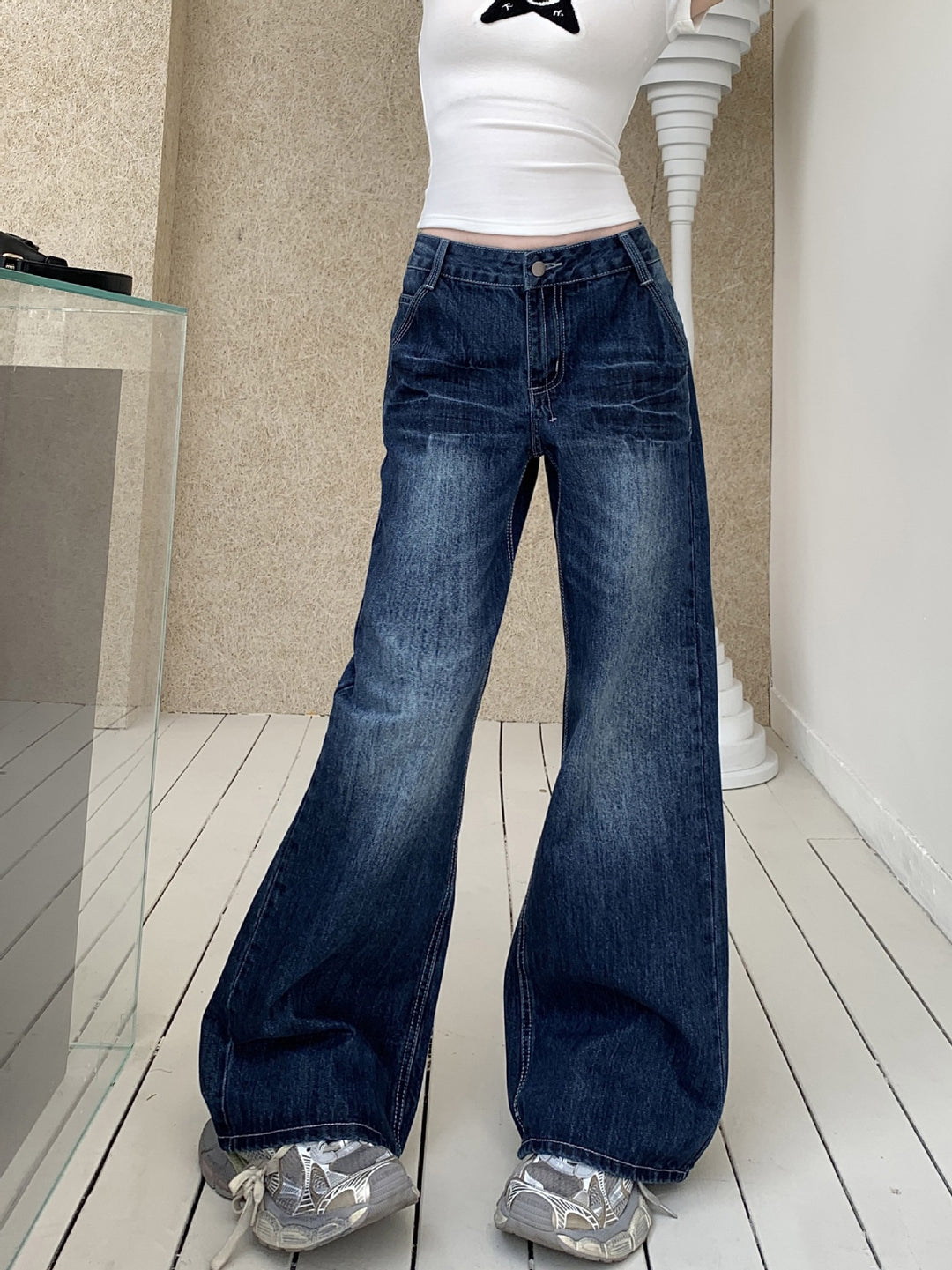 Damen Weite Jeans im lässigen Schnitt mit hoher Taille und modischen Details EB