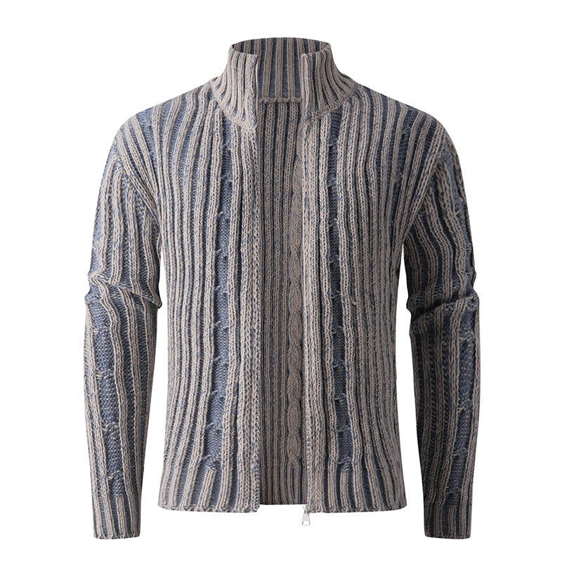Herren Strickjacke mit Hochkragen und anspruchsvollem Zopfmuster EB