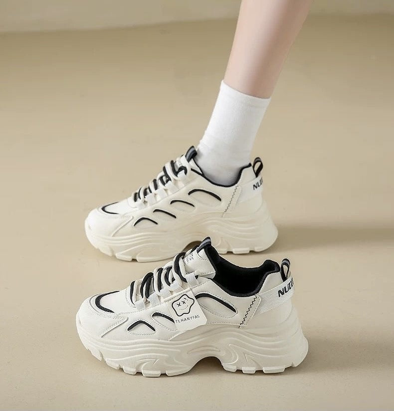 Damen Sportliche Chunky Sneakers mit atmungsaktiver Sohle und eleganten Designelementen EB
