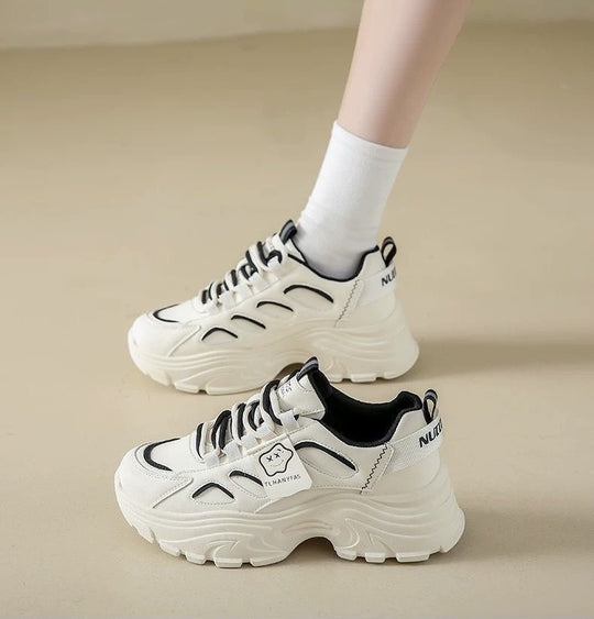 Damen Sportliche Chunky Sneakers mit atmungsaktiver Sohle und eleganten Designelementen EB