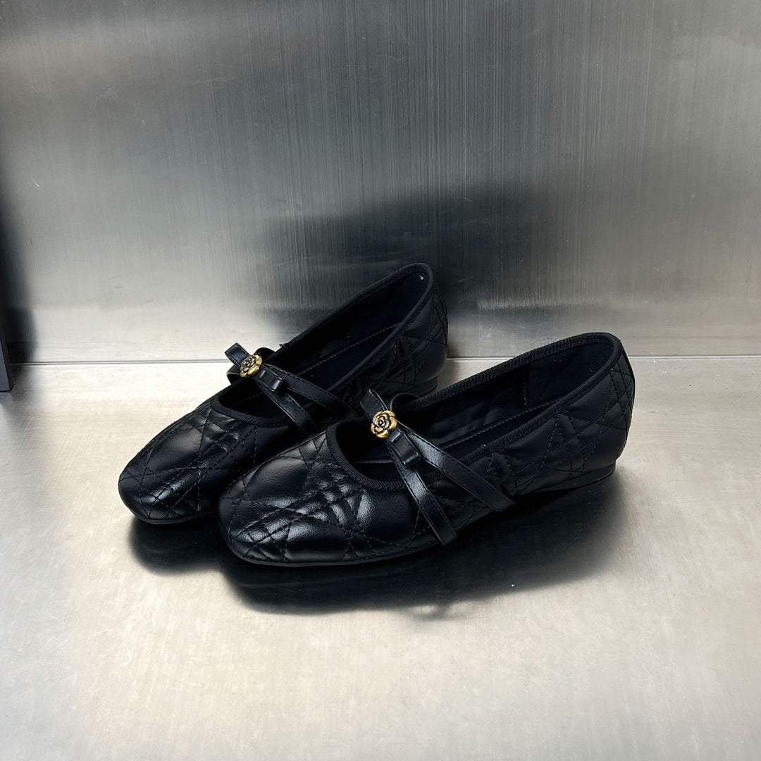 Damen Ballerinas mit elegantem Riemen und stilvollem Blumenmotiv EB