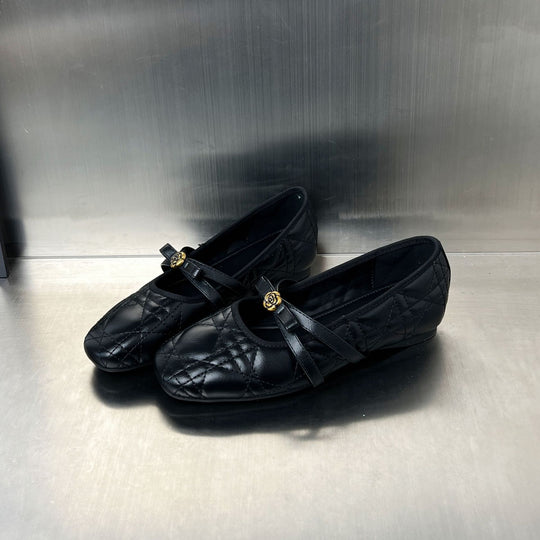 Damen Ballerinas mit elegantem Riemen und stilvollem Blumenmotiv EB