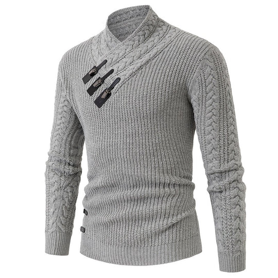 Herren nan Strickpullover mit Schalkragen, Zopfmuster und markanten Schnallenverschlüssen EB