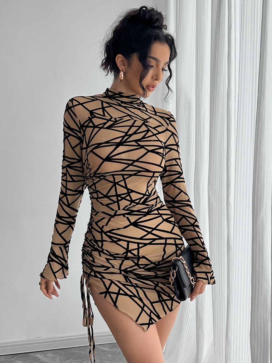 Damen nan figurbetontes transparentes Langarm Minikleid mit Rollkragen und seitlicher Raffung EB