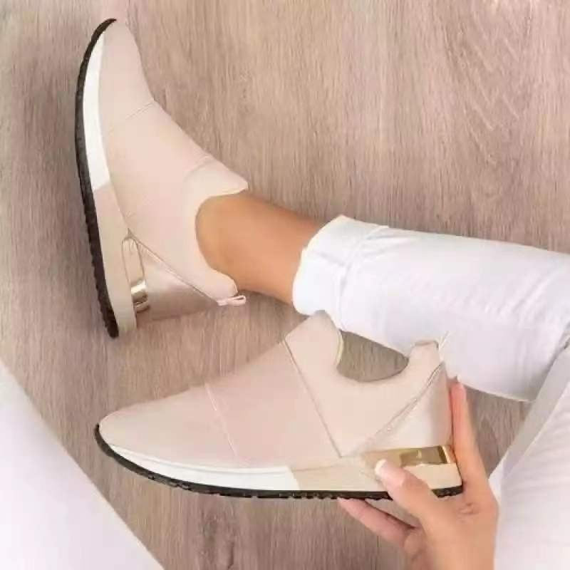 Damen Sneaker mit sportlichem Schnitt und glänzendem Detail EB