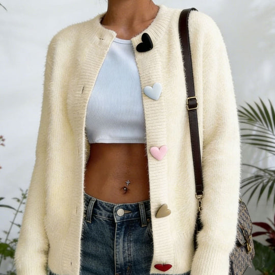 Damen Kurzgeschnittener Flauschcardigan mit dekorativen Herzknöpfen EB