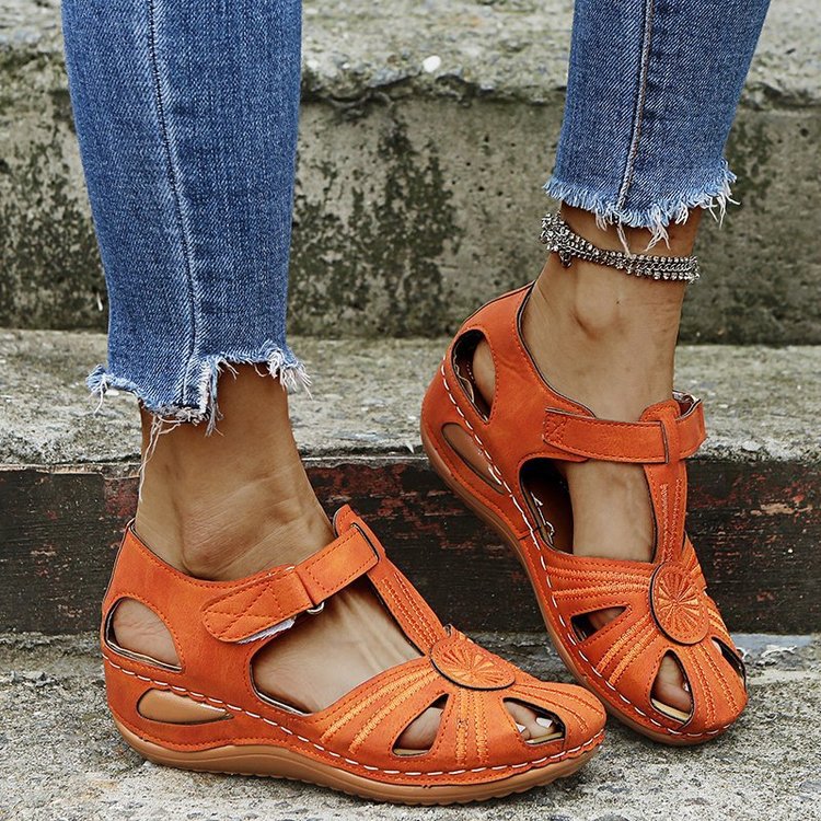 Damen Komfortable Sandaletten mit luftigen Cut-Outs und verstellbarem Riemen EB