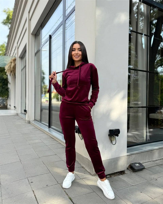 Damen weiches Velours-Lounge-Set mit Kapuzenpullover und tapered Jogginghose Eichborn Berlin