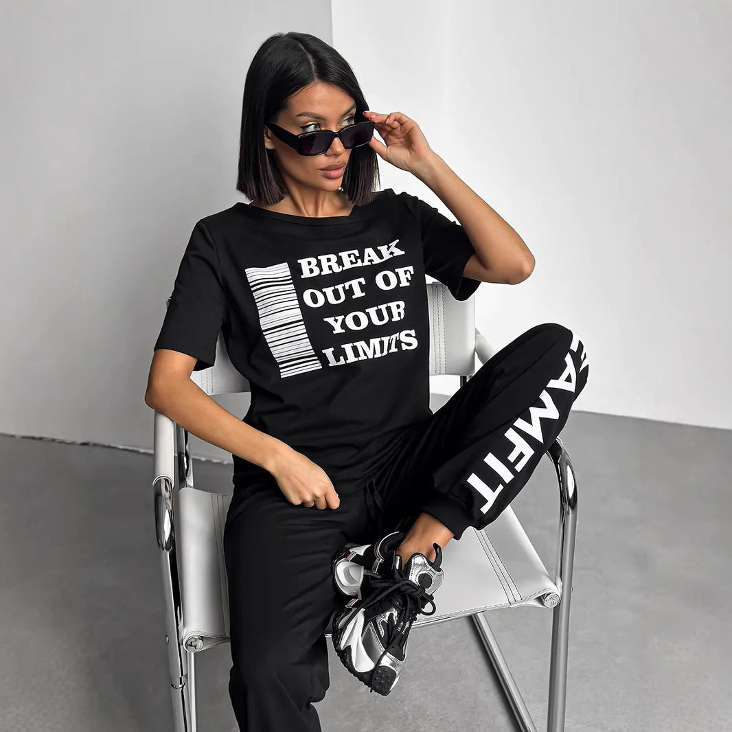 Damen lässiges Lounge-Set mit Cut-Out Schulter und Statement-Print Eichborn Berlin