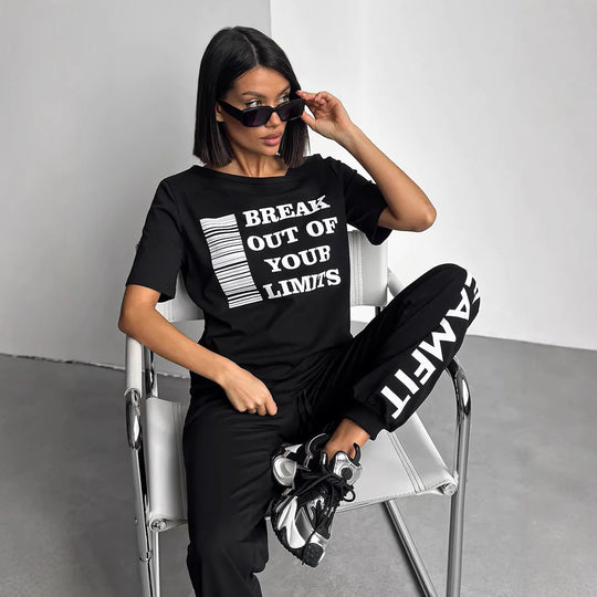 Damen lässiges Lounge-Set mit Cut-Out Schulter und Statement-Print Eichborn Berlin