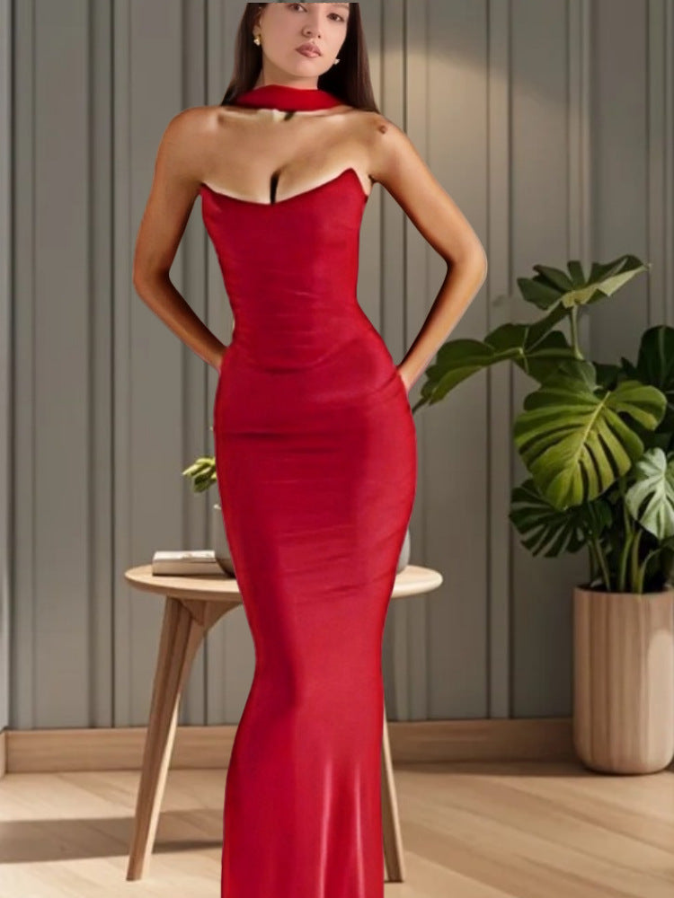 Damen Elegantes Figurbetontes Abendkleid mit Raffiniertem Drapé und Halsschmuck EB