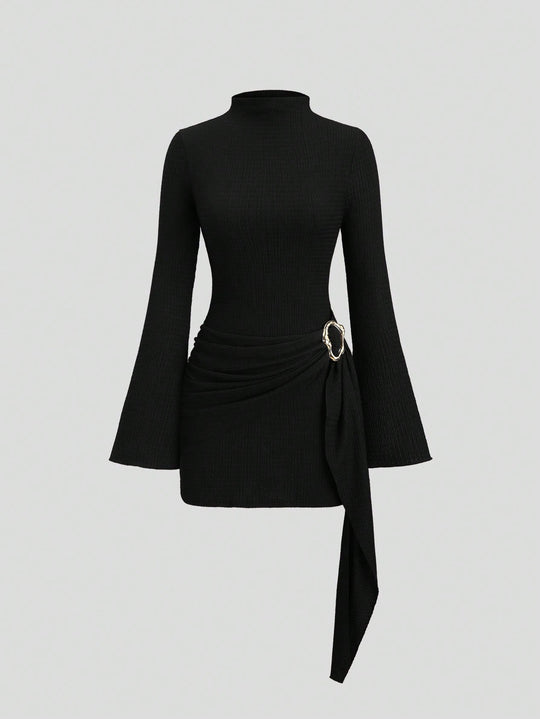 Damen nan figurbetontes Strick-Minikleid mit Stehkragen, Trompetenärmeln und seitlichem Drapé mit Zierring EB
