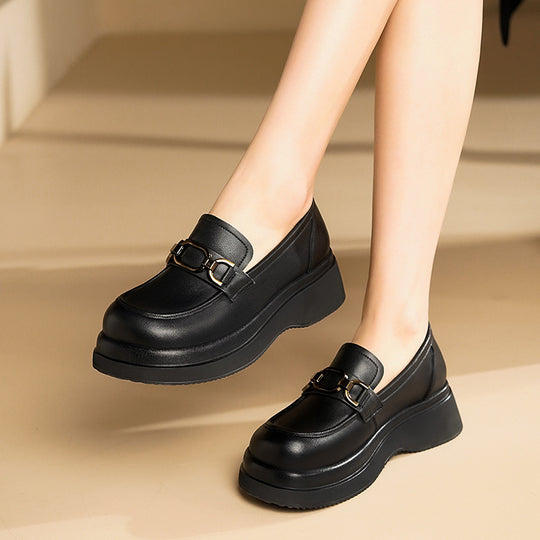 Damen Modische Mokassins mit robustem Blockabsatz und elegantem Kettendetail EB