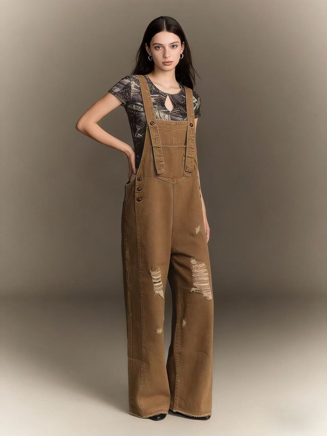 Damen nan moderne Baggy-Latzhose aus pigmentgefärbtem Stretch-Denim mit verstellbaren Trägern und sichtbaren Rissen EB
