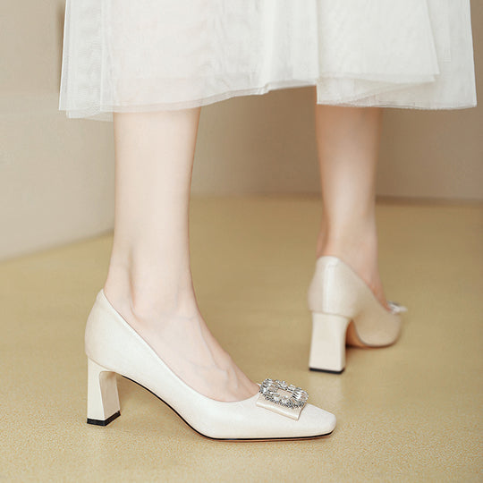 Damen modische Pumps mit funkelndem Schmuckdetail EB