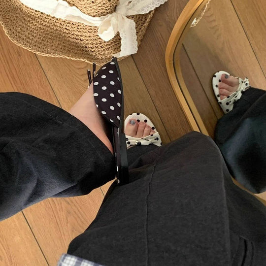 Damen modische Pantolette mit Punkten und dekorativem Riemen EB