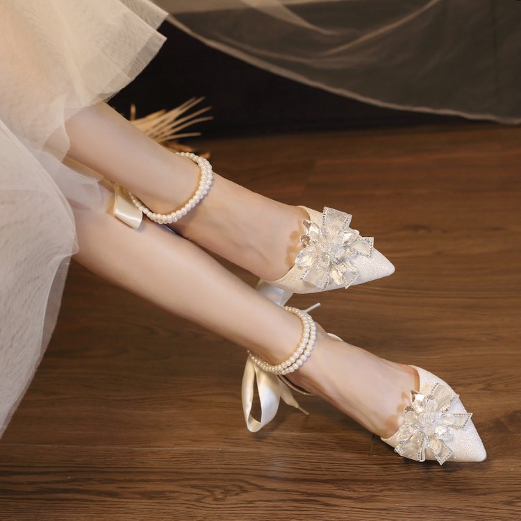 Damen elegante High Heel Pumps mit funkelndem Schmuck und Blumenakzent EB
