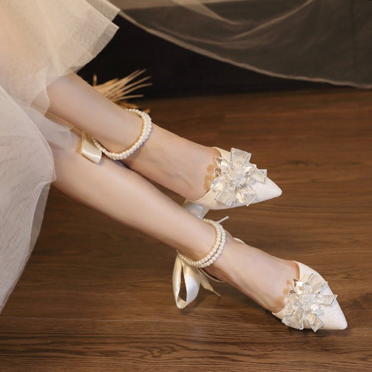 Damen elegante High Heel Pumps mit funkelndem Schmuck und Blumenakzent EB