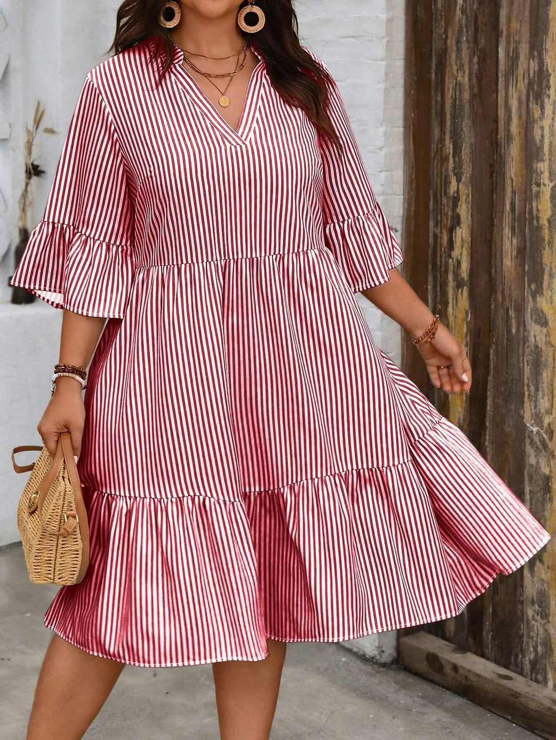 Damen gestreiftes Sommerkleid mit voluminösen Rüschensäulen und V-Ausschnitt EB